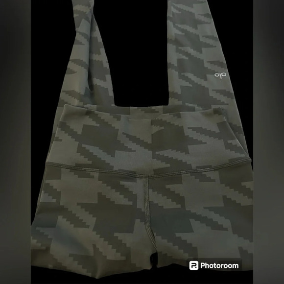 Alo Yoga Herringbone Army Green Full Length Leggings Size XS 28 Inch Womens - Picture 5 of 6